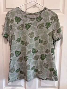 dip Gray Short Sleeve Tee with Green Leaf Print
